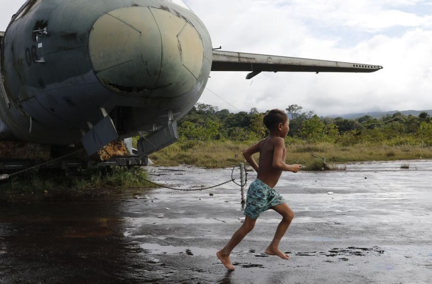  Militares trabalham durante a noite para reformar pista em TI Yanomami