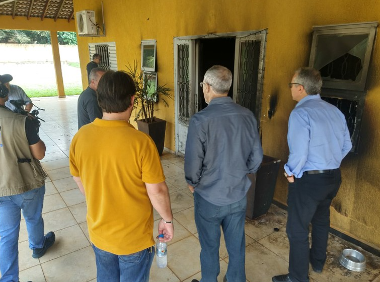  Parlamentares visitam chácara que foi alvo de atentado