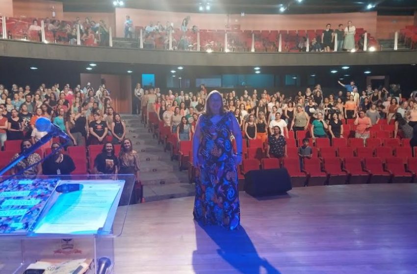  Educação promove debate com professores sobre a literatura como direito humano