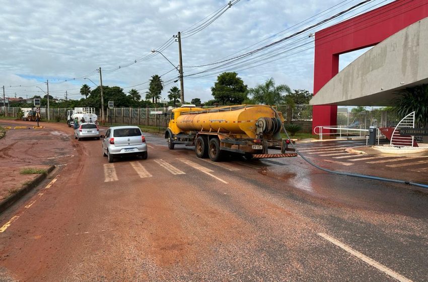  Prefeitura põe equipes para liberar vias e limpar trechos atingidos pelo temporal