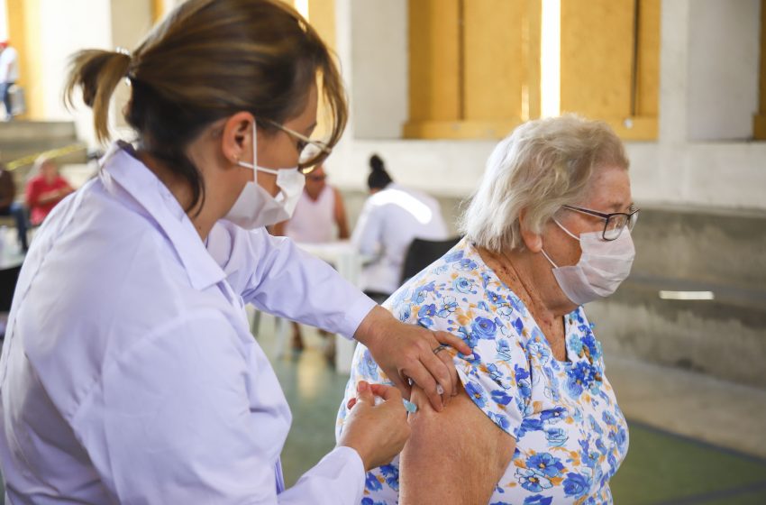  Vacinação Covid-19 com Pfizer Bivalente inclui idosos com 60 anos ou mais