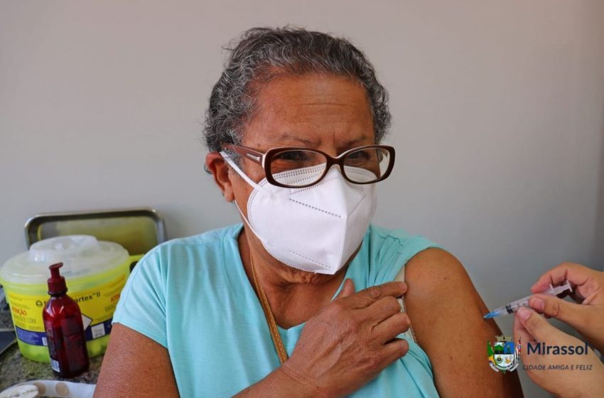  Saúde convoca pessoas com 60 anos ou mais para receber dose de reforço da vacina contra Covid-19