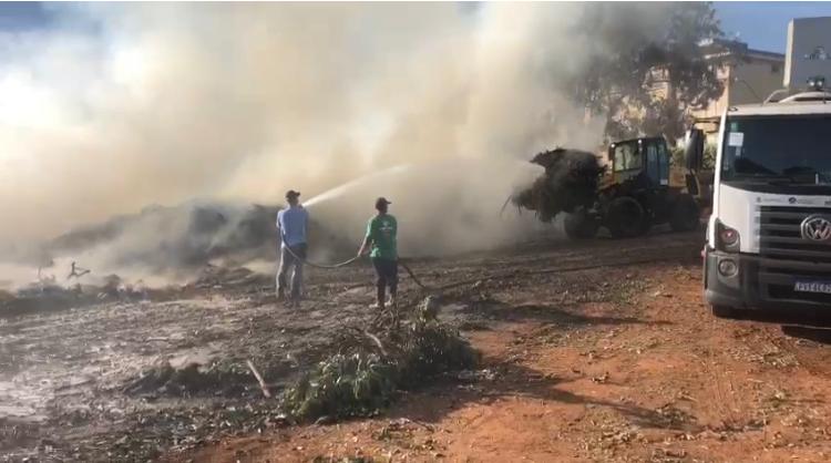  Bombeiros e Prefeitura controlam fogo em ponto de apoio do Castelinho