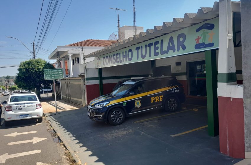  PRF acolhe adolescente que caminhava sozinha na rodovia