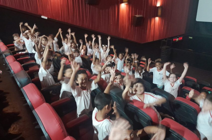  Comunidade escolar unida leva 715 alunos ao cinema