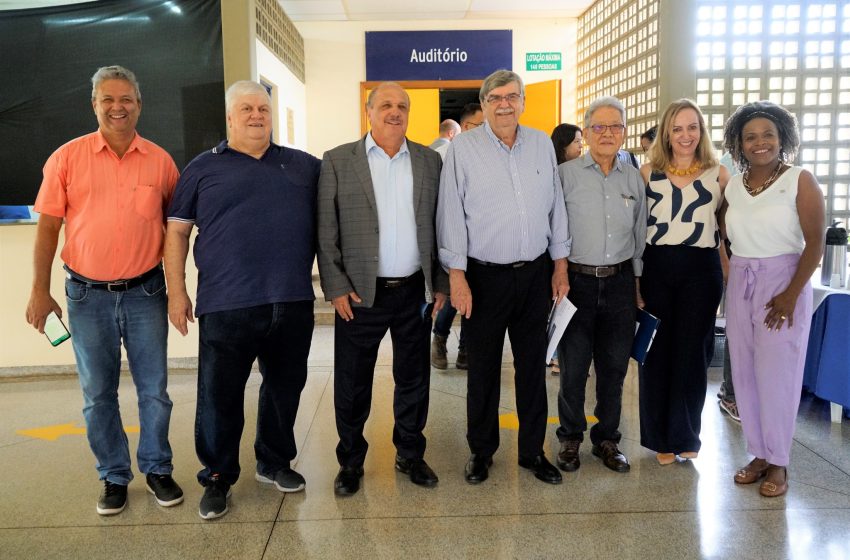  Prefeito em exercício participa de encontro com transportadores