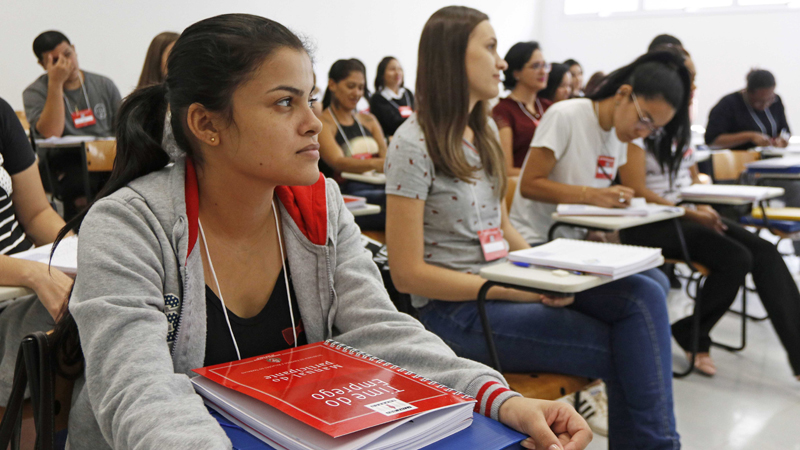  Trabalho tem seleção para 136 vagas em estágios e programa de aprendizagem