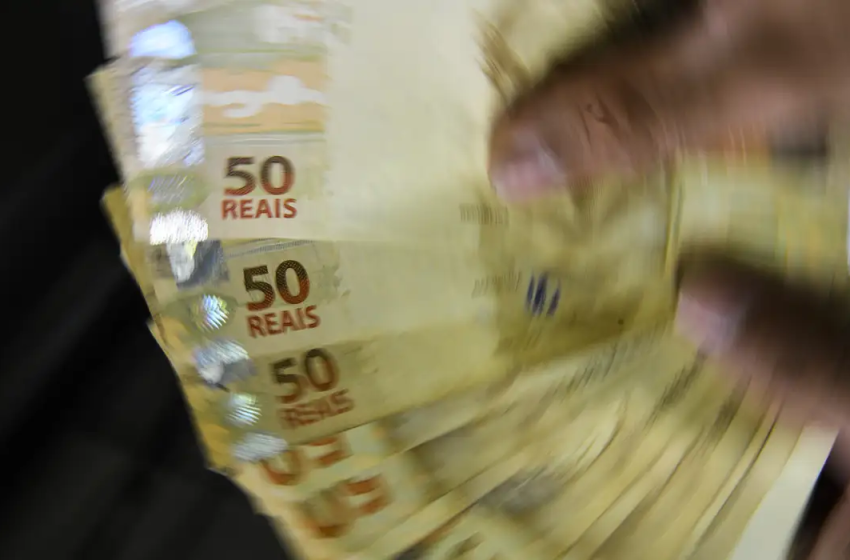 Salário mínimo de R$ 1.412 entra em vigor nesta segunda-feira