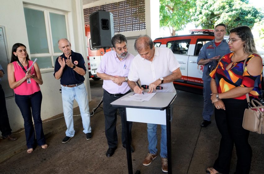  Edinho assina ordem de serviço para reforma do Samu