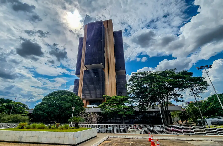 Atividade econômica tem queda de 0,06% em outubro
