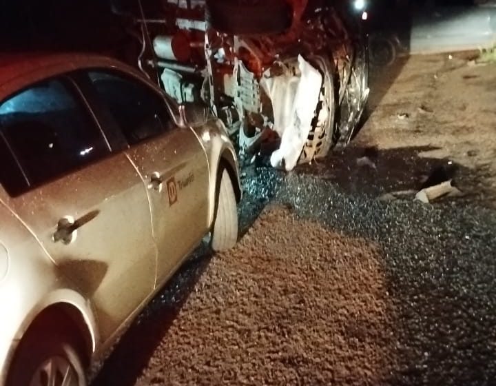  Cantor Zé Neto se envolve em acidente com carreta e mais dois veículos