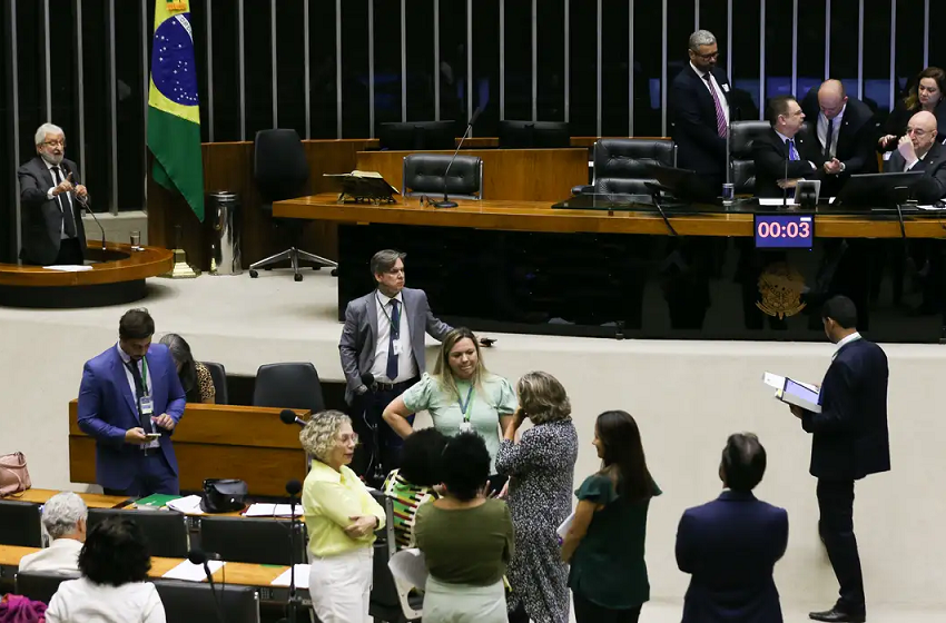  Câmara criminaliza cenas de nudez criadas por inteligência artificial