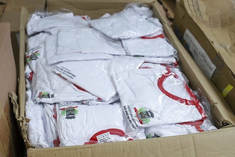  Escolas municipais recebem uniformes escolares