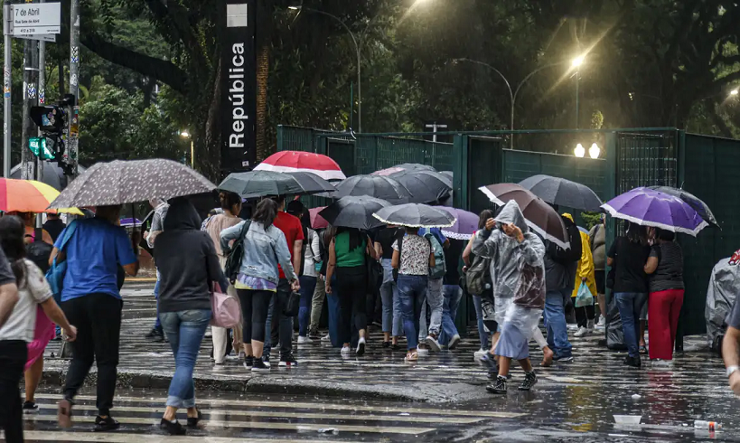  Homem morre após ser atingido por fio energizado durante chuva em SP