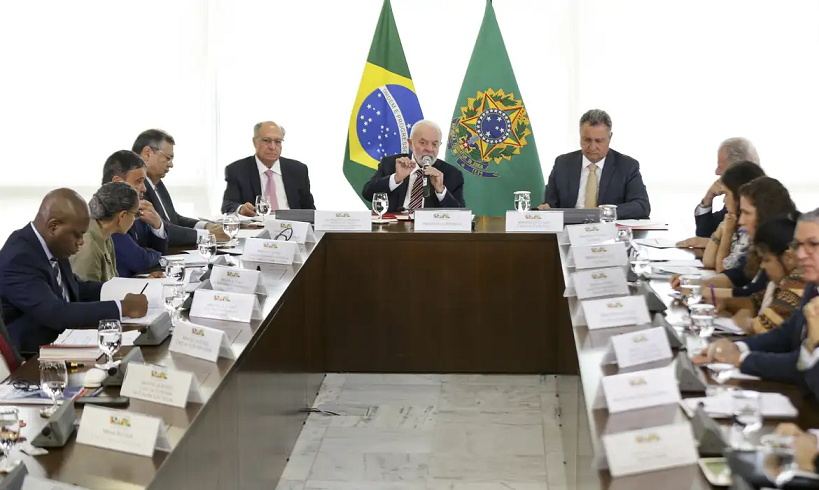  Lula defende uso do poder da máquina pública contra garimpo ilegal