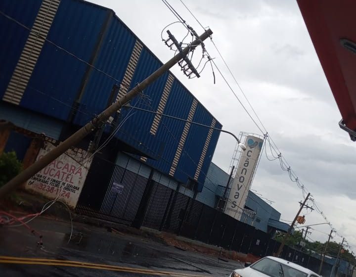  Caminhão bate em poste e deixa parte de Engenheiro Schmitt sem energia elétrica