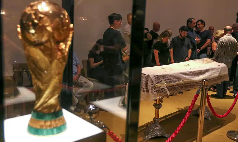  Familiares e fãs prestam homenagens a Zagallo em velório na CBF
