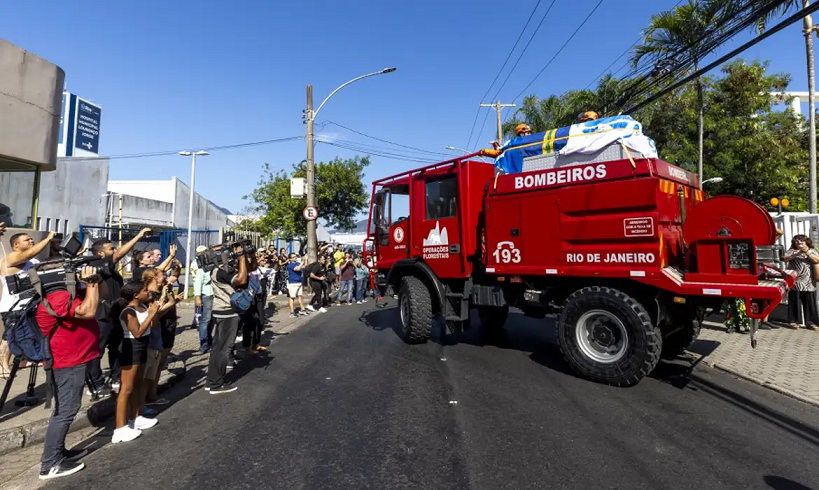 Corpo de Zagallo é sepultado no Rio de Janeiro sob aplausos