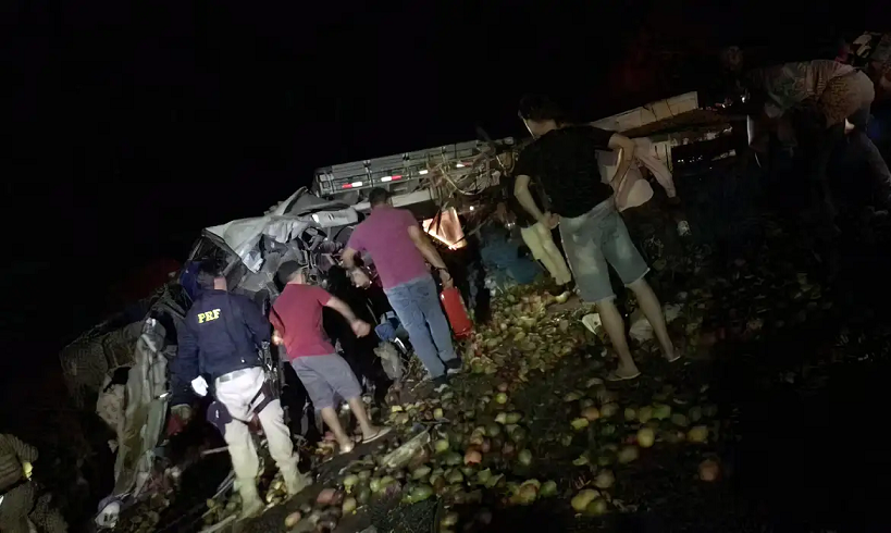  Acidente entre ônibus e caminhão deixa 25 mortos na Bahia