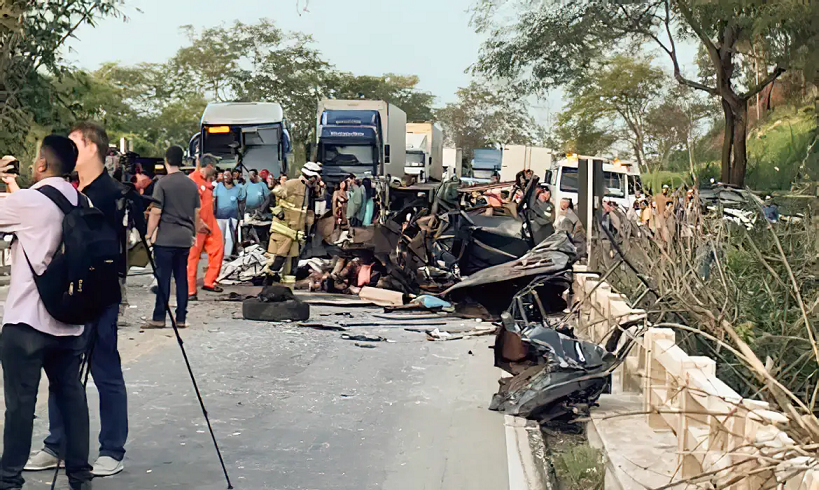  Acidente entre ônibus e caminhonete deixou ao menos 8 mortos em Minas