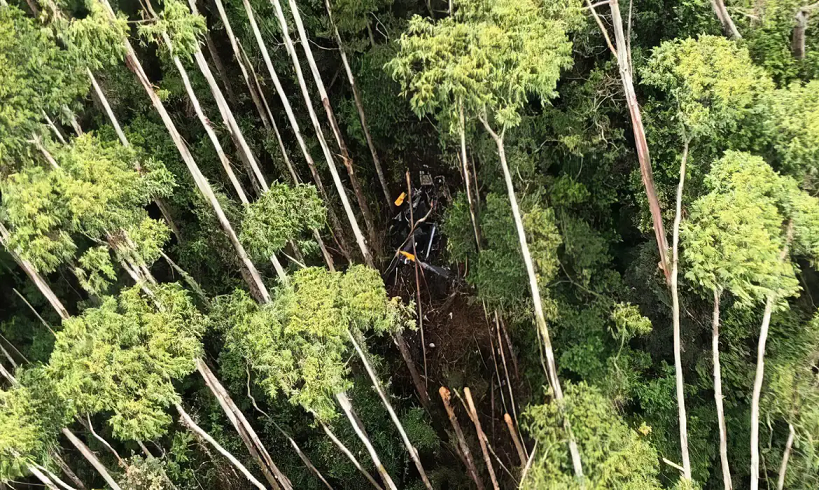 Vítimas de queda de helicóptero são retiradas de local do acidente