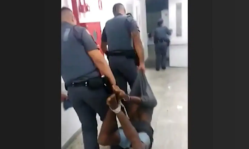  Rapaz amarrado com cordas por policiais pede indenização por tortura