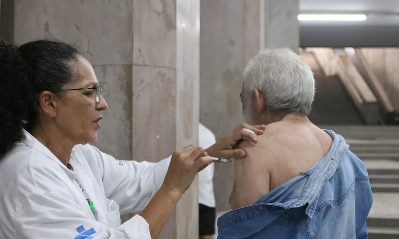  Aumentar vacinação de grupos de risco é desafio no combate à covid-19