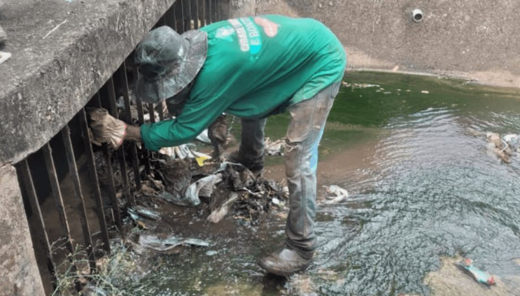  Serviços Gerais realiza limpeza no canal de captação de água