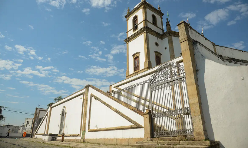  Brasil tem mais estabelecimentos religiosos que escolas e hospitais