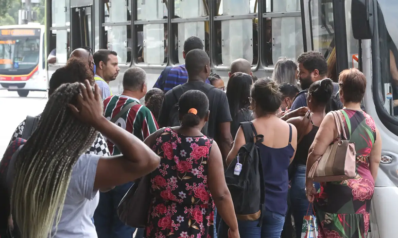  Desemprego de mulheres e negros termina 2023 acima da média nacional
