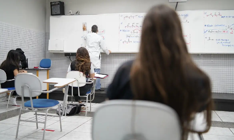  Prazo para adesão ao Programa Pé-de-Meia termina no próximo domingo