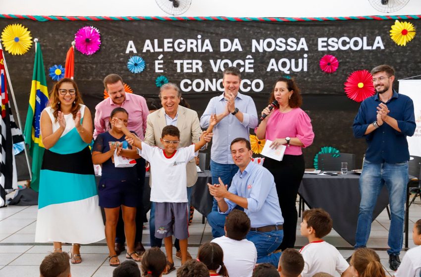  Programa Meu Novo Olhar contempla mais 22 alunos com óculos novos