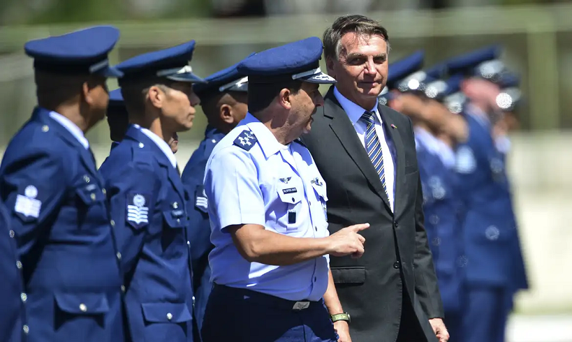  Ex-comandante do Exército ameaçou prender Bolsonaro, diz ex-FAB