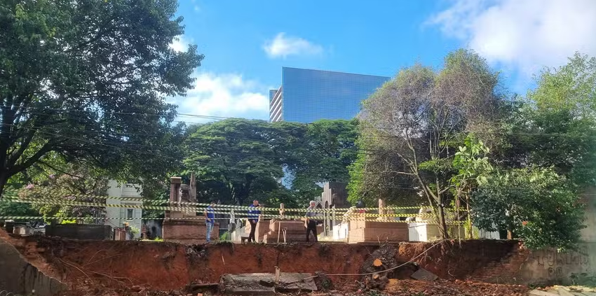  Chuvas deixam um desaparecido, e muro de cemitério desaba em São Paulo