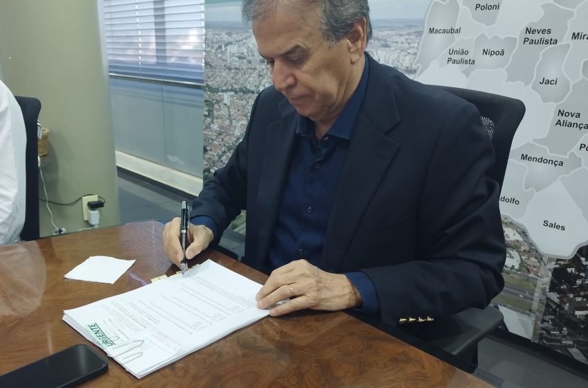  Edinho envia projeto à Câmara para preencher 72 cargos na Educação