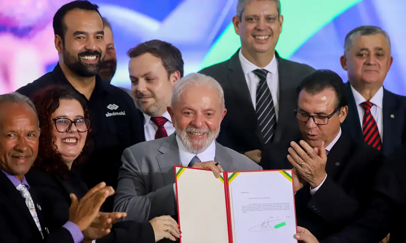  Lula assina projeto que regula atividade de motoristas de aplicativo
