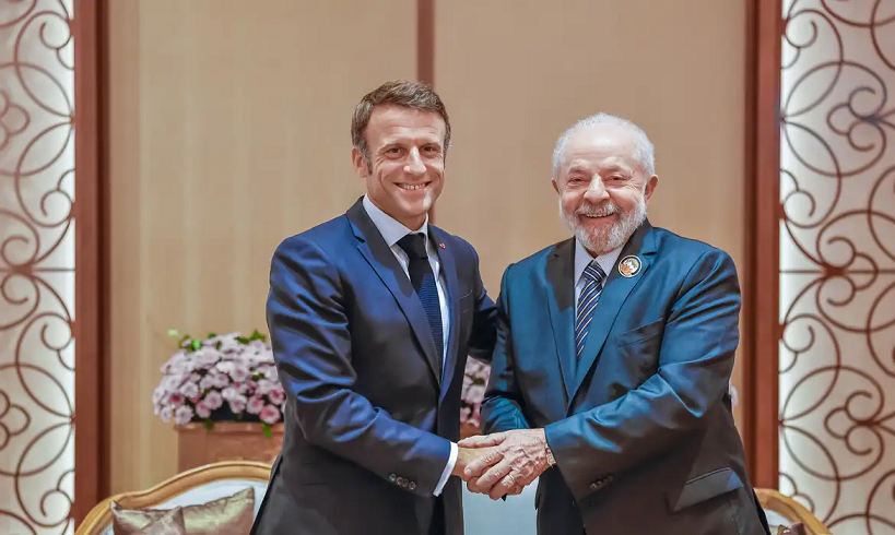  Lula e Macron visitam floresta e conversam com indígenas em Belém