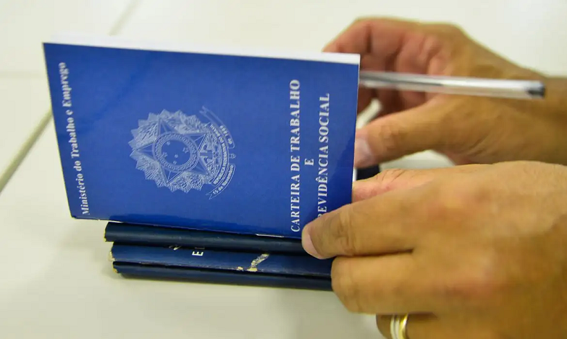  Empregos com carteira assinada batem recorde, segundo IBGE