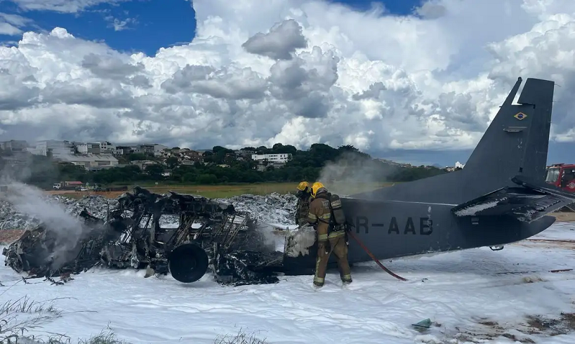  Duas pessoas morrem e uma fica ferida em queda de avião da PF em Minas