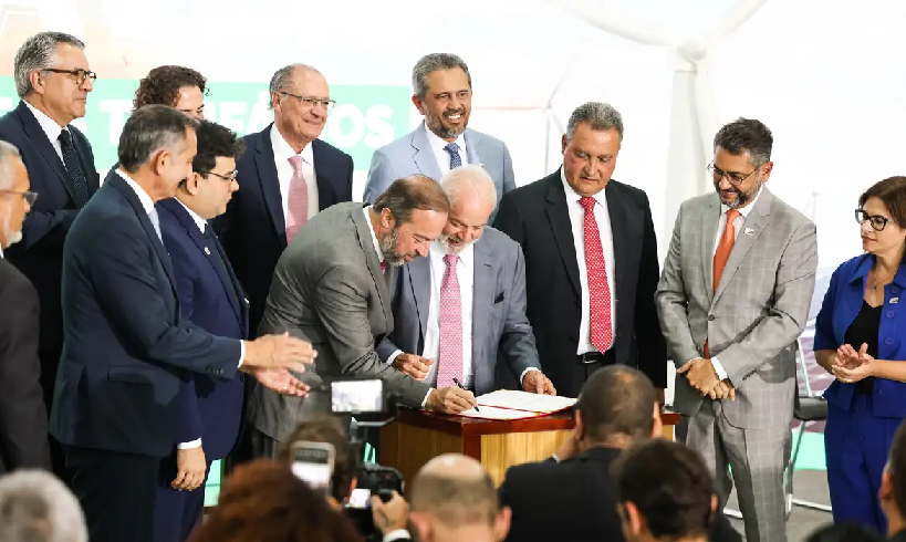  Lula assina MP que prevê redução de 3,5% a 5% na conta de luz