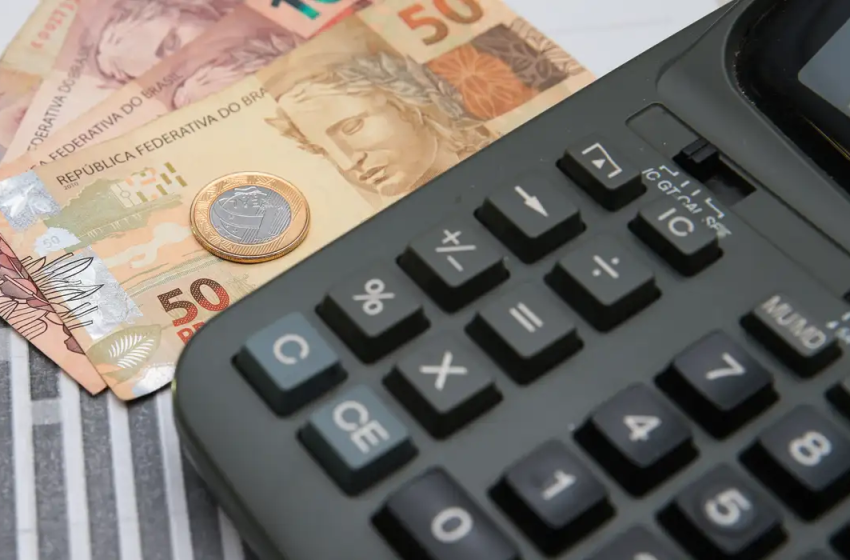  Dólar cai para R$ 5,24 em dia de ajuste no câmbio
