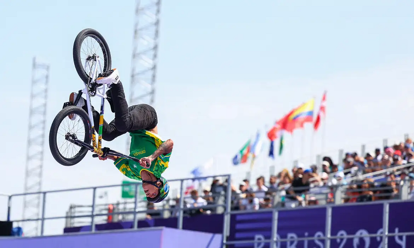  Gustavo “Bala Loka” fica em sexto na final do ciclismo BMX freestyle