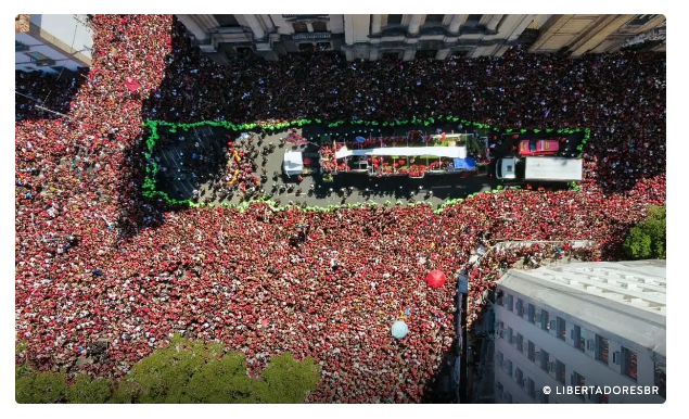  Famílias se juntam à multidão para festejar título do Flamengo no RJ