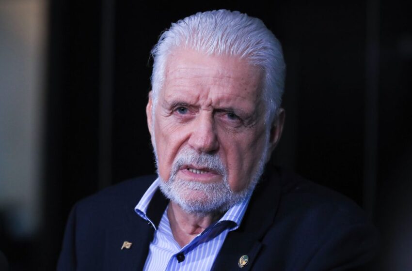  Jaques Wagner anuncia saída da liderança do governo no Senado