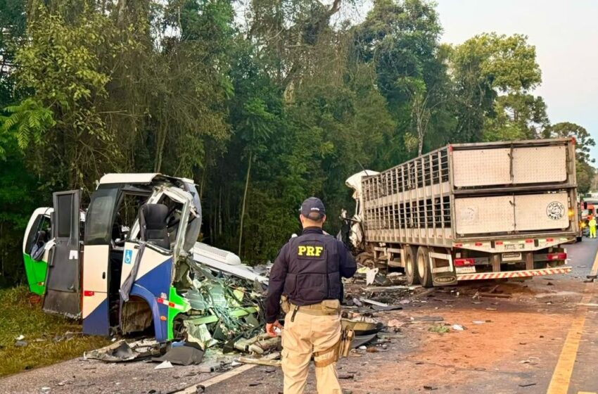  Acidente entre ônibus e caminhão mata 23 pessoas em estrada no Paraná
